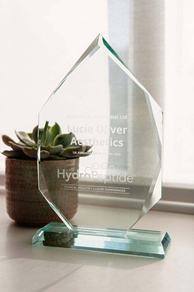 Lucie oliver aesthetics receiving an industry award recognising excellence in aesthetic treatments.